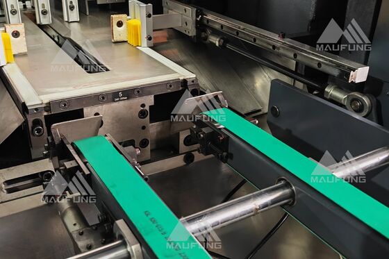 Automatyczna maszyna do przycinania z trzema nożami Japoński system sterowania Keyance PLC Skalowalny system dokowania ISM